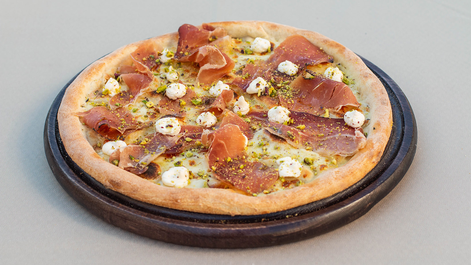 “Pizza al pistachio & speck”