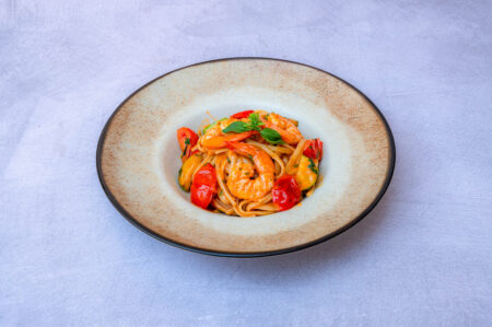 “LINGUINI CON GAMBERI, ZUCCHINE E POMODORINI”