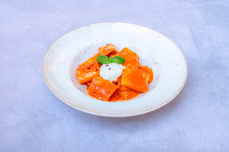 “PACCHERI” ME SALCË SPECI TË KUQ & “STRIACCIATELLA”