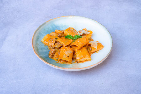 “PACCHERI” ME SALSIÇE, PORÇINI & GRANA PADANO