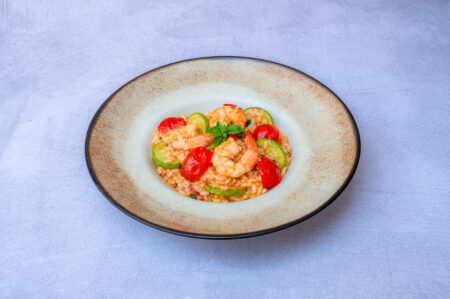 “RISOTTO CON GAMBERI, ZUCCHINE E POMODORINI”