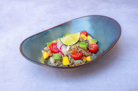 SALLATË ME “QUINOA”, MANGO & AVOKADO